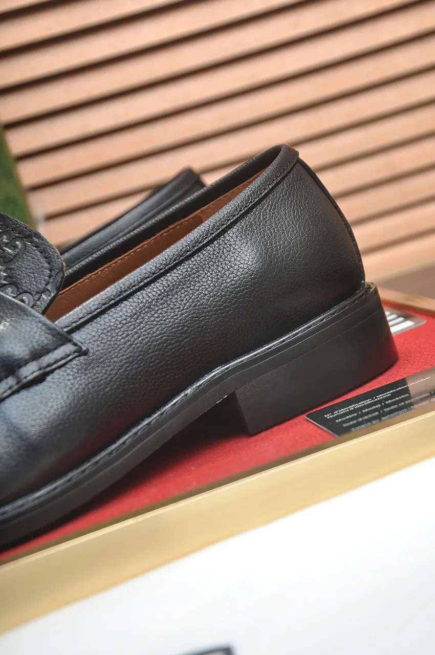 Men's shoes💰460💶Italy's top luxury men's shoes giant [GUCCI Gucci] has a new model 🍃Original European style🔰 Pleasant to the eye😍In order to make the shoes more durable and non-deformable🌀The production continues to follow traditional methods but there is still no lack of innovation💪The original cowhide is chosen for the leather♻️ Smooth, natural and exceptionally bright⭐Made of imported cowhide, the first choice of the rich 38-45 (45 customized)